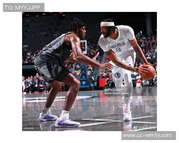 戴维斯左手受伤正在咨询多方专家以确定最佳治疗方案