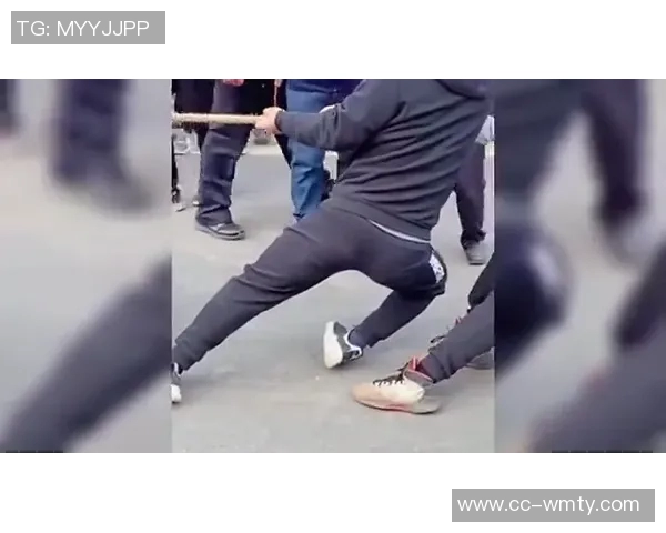 大球后退失足鞋子滑落意外摔倒引发全场哄笑的囧事